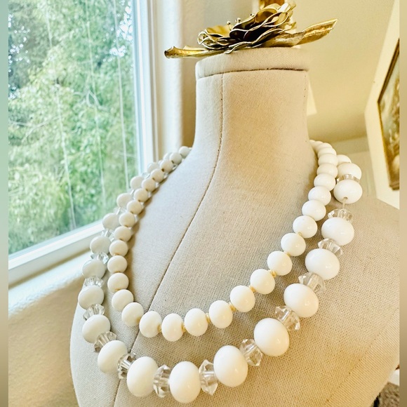 Vintage milkglass necklaces mod flower brooch - Picture 11 of 17